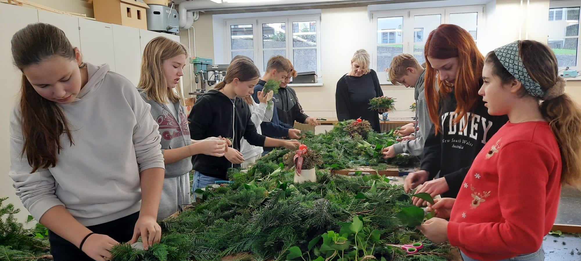 Mehr über den Artikel erfahren Vorbereitungen für den Adventmarkt am 27.11.2022