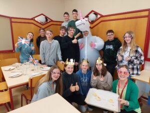 Mehr über den Artikel erfahren Native Speakers der Organisation “English in Action“ zu Gast an der EMS Pyhra – wir leben Sprachen!